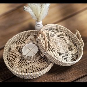Seagrass Round Serving Tray and Matçhing Tray with Ceramic Bowl. NWOT